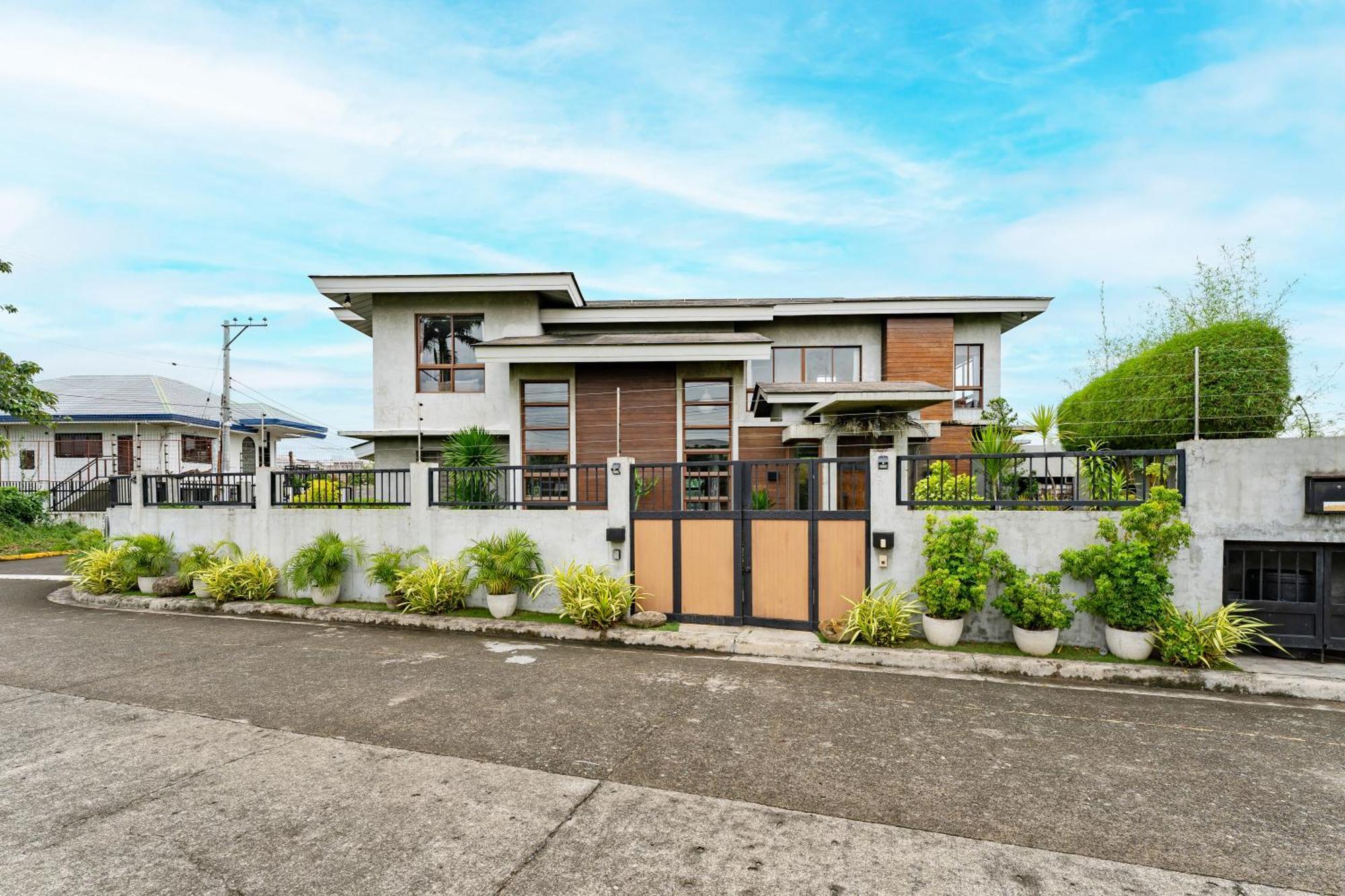 Isla Villa 1 Amazing Waterfall Pool House Near Beach, Bars & Restaurants マクタン エクステリア 写真